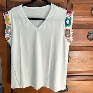 Women’s White V-Neck Top With Granny Squares on Shoulder Size XL NWOT